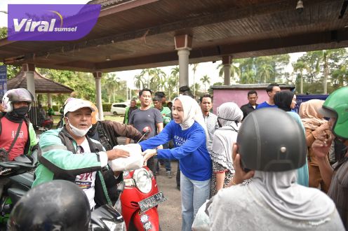 Ketua Srikandi Demokrat Sumsel Ike Meilina Muchendi saat kegiatan Ramadan Berbagi dengan bagikan takjil pada driver ojek online di Palembang, Selasa (4/4/2023) sore. Foto : viralsumsel.com/her