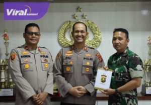 Danramil 402-13/Sungai Menang Kapten Inf Ahmad Zuchdi bersama Kapolsek sungai menang menerima reward sebagai bentuk apresiasi dari Kapolda Sumsel Irjen Pol A.Rachmat Wibowo, S.I.K. Foto : viralsumsel.com/win