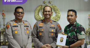 Danramil 402-13/Sungai Menang Kapten Inf Ahmad Zuchdi bersama Kapolsek sungai menang menerima reward sebagai bentuk apresiasi dari Kapolda Sumsel Irjen Pol A.Rachmat Wibowo, S.I.K. Foto : viralsumsel.com/win