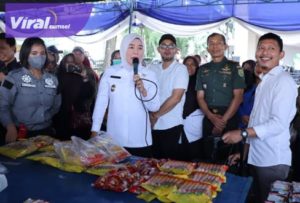 Wakil Walikota Palembang Fitrianti Agustinda di lokasi Bazar Ramadhan murah. Foto : viralsumsel.com/nto