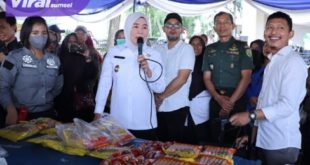 Wakil Walikota Palembang Fitrianti Agustinda di lokasi Bazar Ramadhan murah. Foto : viralsumsel.com/nto