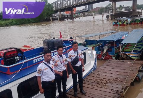 Pemkab Muba terus meningkatkan pos pelayanan mendirikan pos pandu untuk kapal yang melintas di jembatan P6 Kecamatan Lalan. Foto : viralsumsel.com/dev