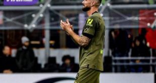Penyerang AC Milan Olivier Giroud aplus ke penonton usai laga kontra Empoli. Foto : igmilan