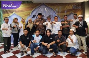 Ketua Umum JMSI Teguh Santosa bersama Pengurus Daerah JMSI Kalimantan Selatan di Banjarmasin, Selasa malam (4/4/2023). Foto : viralsumsel.com/jmsi