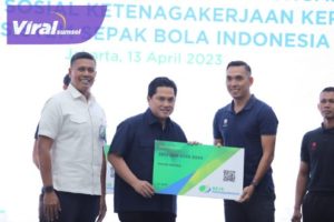 Direktur Utama BPJS Ketenagakerjaan Anggoro Eko Cahyo bersama Ketua Umum PSSI Erick Thohir . Foto : viralsumsel.com/ril