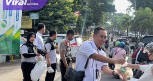 Zakat Infaq Sadaqah (ZIS) Bpjamsostek Sumbagsel bakti sosial pembagian takjil gratis kepada masyarakat di jalan dan masjid-masjid di Palembang. Foto : viralsumsel.com/ril