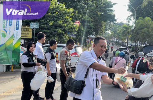 Zakat Infaq Sadaqah (ZIS) Bpjamsostek Sumbagsel bakti sosial pembagian takjil gratis kepada masyarakat di jalan dan masjid-masjid di Palembang. Foto : viralsumsel.com/ril