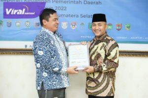 Kepala Perwakilan BPK Provinsi Sumsel, Andri Yogama SE MM AK CSFA saat Penyerahan Laporan Hasil Pemeriksaan atas Laporan Keuangan Pemerintah Kabupaten Musi Banyuasin Tahun Anggaran 2022 Jumat (14/4/2023). Foto : viralsumsel.com/dev