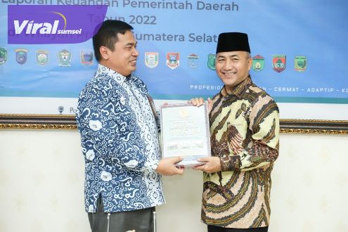 Kepala Perwakilan BPK Provinsi Sumsel, Andri Yogama SE MM AK CSFA saat Penyerahan Laporan Hasil Pemeriksaan atas Laporan Keuangan Pemerintah Kabupaten Musi Banyuasin Tahun Anggaran 2022 Jumat (14/4/2023). Foto : viralsumsel.com/dev