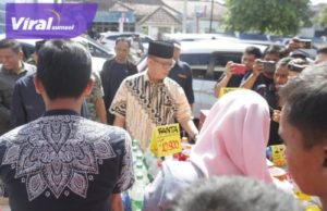 PJ. Bupati OKU H. Teddy Meilwansyah membuka Pasar Murah Ramadhan Tahun 1444 H di taman kota Baturaja, Jumat (14/04/2023). Foto : viralsumsel.com/ara