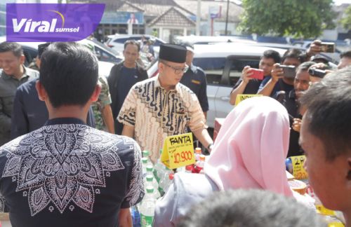 PJ. Bupati OKU H. Teddy Meilwansyah membuka Pasar Murah Ramadhan Tahun 1444 H di taman kota Baturaja, Jumat (14/04/2023). Foto : viralsumsel.com/ara