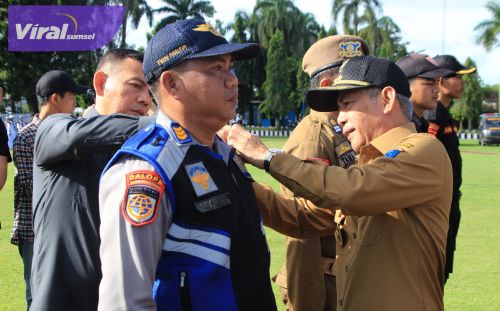 Bupati OKI, H. Iskandar, SE memimpin apel gelar pasukan Operasi Ketupat Lebaran 2023, di Lapangan Pemkab OKI, Senin (17/4/2023). Foto : viralsumsel.com/fir
