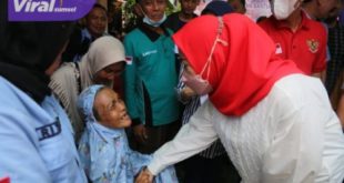 Ketua Tim Penggerak PKK Sumsel Febrita Lustia Herman Deru menyalurkan bantuan untuk masyarakat yang tertimpa musibah kebakaran, di 27 Ilir Palembang, Jumat (14/4/2024) malam. Foto : viralsumsel.com/win