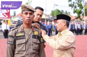 Pj Bupati Muba H Apriyadi pimpin Apel Gelar Pasukan Operasi Ketupat Musi 2023 di halaman Mapolres Muba, Senin (17/4/2023). Foto : viralsumsel.com/dev