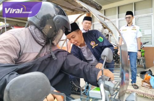 Karang Taruna Muba bersama Pemerintah Kecamatan Bayung Lencir bagikan sembako ke warga, Driver bentor dan petugas kebersihan, Sabtu (15/4/2023). Foto : viralsumsel.com/dev