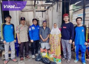 Dinas Sosial bersama Pemerintah Kecamatan Tungkal Jaya turun memberi bantuan sembako pada korban kebakaran. Foto : viralsumsel.com/dev