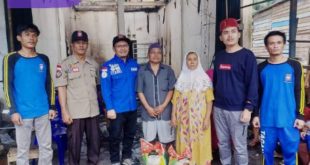Dinas Sosial bersama Pemerintah Kecamatan Tungkal Jaya turun memberi bantuan sembako pada korban kebakaran. Foto : viralsumsel.com/dev
