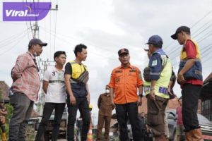 Pj Bupati Apriyadi Mahmud cek kondisi infrastruktur Jalan Lintas Tengah (Jalinteng) Sekayu- Mangun Jaya. Foto : viralsumsel.com/dev