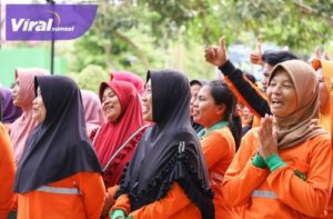 Ratusan pejuang kebersihan mulai dari petugas kebersihan, petugas taman hingga tukang ojek dan tukang becak di Bumi Serasan Sekate, dapat THR, Senin (17/4/2023). Foto : viralsumsel.com/dev