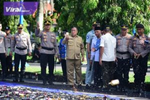Forkopimda OKI melakukan pemusnahan minuman keras (miras) ilegal, petasan di Kantor Bupati OKI, Senin, (17/4/2023). Foto : viralsumsel.com/fir