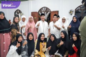 Pj Bupati Muba, Apriyadi saat Shalat Tarawih di Masjid Raya Ar-Rahman Desa Sereka, Senin (17/4/2023) malam. Foto : viralsumsel.com/dev