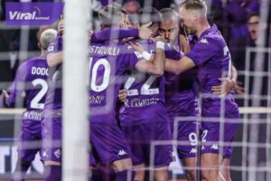 Para pemain Fiorentina selebrasi usai cetak gol ke gawang Atalanta. Foto : igviola
