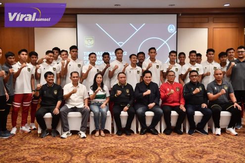Ketua Umum PSSI Erick Thohir bersama pemain Timnas Indonesia U-22 proyeksi SEA Games 2023. Foto : pssi