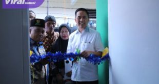 Jumiati bersama Sekda Palembang Ratu Dewa dan Ketua Baznas masuki rumah baru. Foto : viralsumsel.com/dev