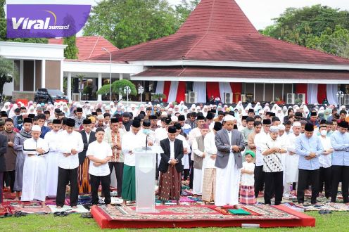 Pj Bupati Muba Apriyadi Mahmud Sholat Hari Raya Idul Fitri 1444 H / 2023 M di Halaman Pendopoan Griya Bumi Serasan Sekate, Sabtu (22/4/2023) pagi. Foto : viralsumsel.com/dev