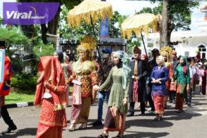 Tradisi ‘Midang Bebuke’ atau karnaval muda-mudi berpakaian adat pada lebaran idul fitri. Foto : viralsumsel.com/fir