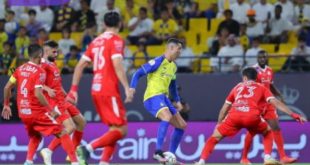 Penyerang Al-Nassr Cristiano Ronaldo dikepung pemain Al-Wehda di babak semifinal Saudi King Cup 2023. Foto : igalnassr