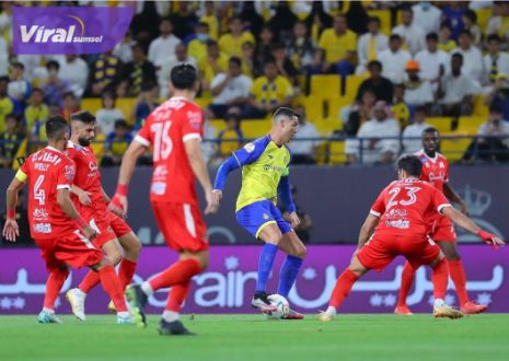 Penyerang Al-Nassr Cristiano Ronaldo dikepung pemain Al-Wehda di babak semifinal Saudi King Cup 2023. Foto : igalnassr