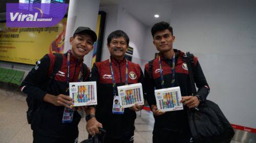 Pelatih Timnas sepak bola Indonesia U-22, Indra Sjafri bersama pemaintiba di Phnom Penh, Kamboja akan mengikuti SEA Games 2023. Foto : pssi