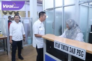 Sekertaris kota Palembang Ratu Dewa memanfaatkan momen hari baik dengan bersilahturahmi di semua bidang di Sekretariat Pemkot Palembang. Foto : viralsumsel.com/nto