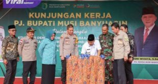 Peresmian Lumbung Pangan ini di pusatkan di Halaman Kantor Lurah Ngulak, ditandai dengan penandatanganan prasasti oleh Pj Bupati Muba Drs H Apriyadi MSi. Foto : viralsumsel.com/dev