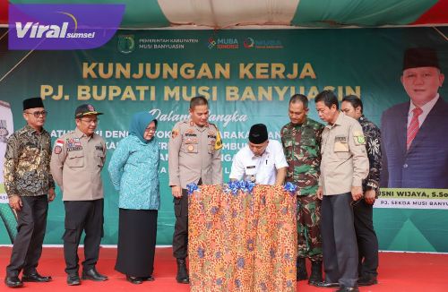 Peresmian Lumbung Pangan ini di pusatkan di Halaman Kantor Lurah Ngulak, ditandai dengan penandatanganan prasasti oleh Pj Bupati Muba Drs H Apriyadi MSi. Foto : viralsumsel.com/dev