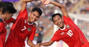 Gelandang Timnas Indonesia Marselino Ferdinan selebrasi bersama Beckham Putra usai cetak gol ke gawang Filipina di ajang SEA Games. Foto : pssi