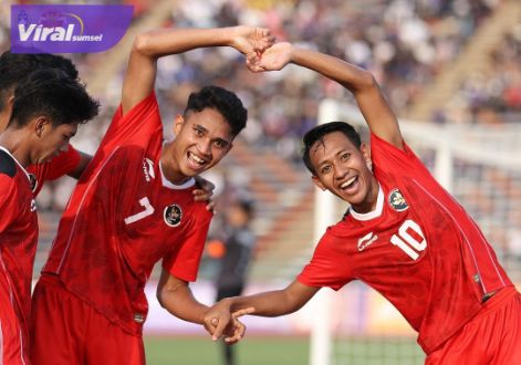 Gelandang Timnas Indonesia Marselino Ferdinan selebrasi bersama Beckham Putra usai cetak gol ke gawang Filipina di ajang SEA Games. Foto : pssi