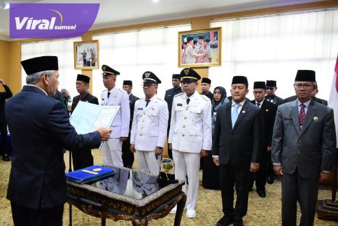 Bupati OKI Iskandar SE melantik dan mengambil sumpah jabatan belasan pejabat di lingkungan Pemkab OKI, Jumat, (28/4/2023). Foto : viralsumsel.com