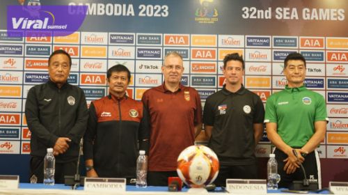 Pelatih Tim Nasional (Timnas) U-22 Indonesia, Indra Sjafri saat jump apers jelang Laga Timnas Indonesia kontra Filipina. Foto : pssi