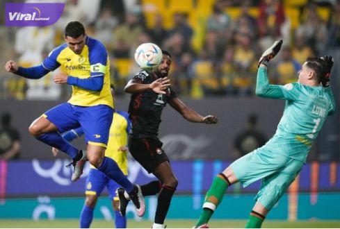 Kapten sekaligus penyerang Al Anssr Cristiano Ronaldo bikin gol via sundulan ke gawang Al Raed. Foto : igcr7