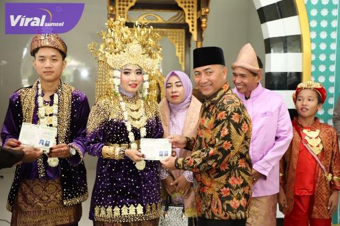 Pj Bupati Muba H Apriyadi jadi saksi akad nikah P petugas kebersihan ruang kerja Bupati. Foto : viralsumsel.com/dev