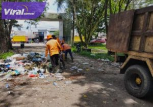 Dinas Lingkungan Hidup Kabupaten Muba bersihkan sampah di seputar Terminal Randik Sekayu, Minggu (30/4/2023). Foto : viralsumsel.com/dev