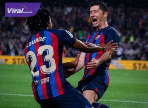 Penyerang Barcelona Robert Lewandoski selebrasi usai cetak gol ke gawang Real Betis. Foto : igbarca