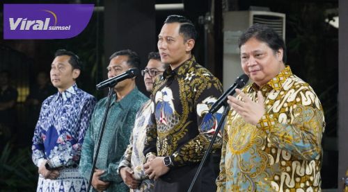 Ketua Umum DPP Partai Golkar Airlangga Hartarto (kanan) bersama Ketum Partai Demokrat AHY saat konferensi pers usai menggelar pertemuan di Cikeas, Bogor, Sabtu (29/4/2023). Foto : ist