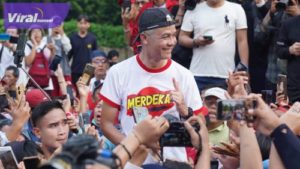 Calon presiden dari PDI Perjuangan, Ganjar Pranowo disambut antusias ribuan warga Jakarta saat olahraga lari pagi di Gelora Bung Karno (GBK), Minggu (30/4/2023) pagi. Foto : ig