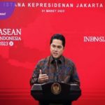 Ketua Umum PSSI Erick Thohir menyerahkan surat “cinta” Presiden FIFA Gianni Infantino kepada Presiden Joko Widodo (Jokowi). Foto : pssi