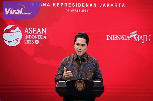 Ketua Umum PSSI Erick Thohir menyerahkan surat “cinta” Presiden FIFA Gianni Infantino kepada Presiden Joko Widodo (Jokowi). Foto : pssi