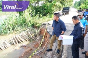 Gubernur Sumatera Selatan (Sumsel) H. Herman Deru, meninjau lokasi jalan provinsi yang amblas di Desa Kuang Anyar Kecamatan Muara Kuang Ogan Ilir, Sabtu (1/4/2023) siang. Foto : viralsumsel.com/win