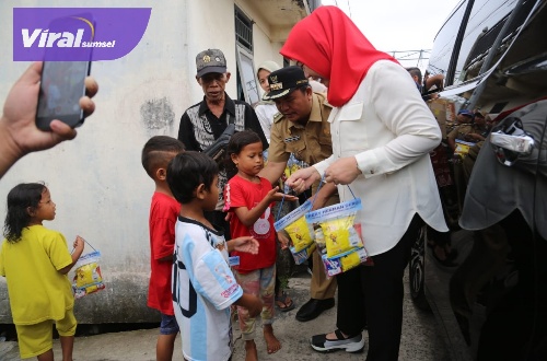Ketua PMI Sumsel Hj Febrita Lustia HD memberikan bantuan kepada para korban kebakaran di  Lorong Siliwangi, Kelurahan 5 Ulu Kecamatan Seberang Ulu 1  Palembang. Foto : viralsumsel.com/win